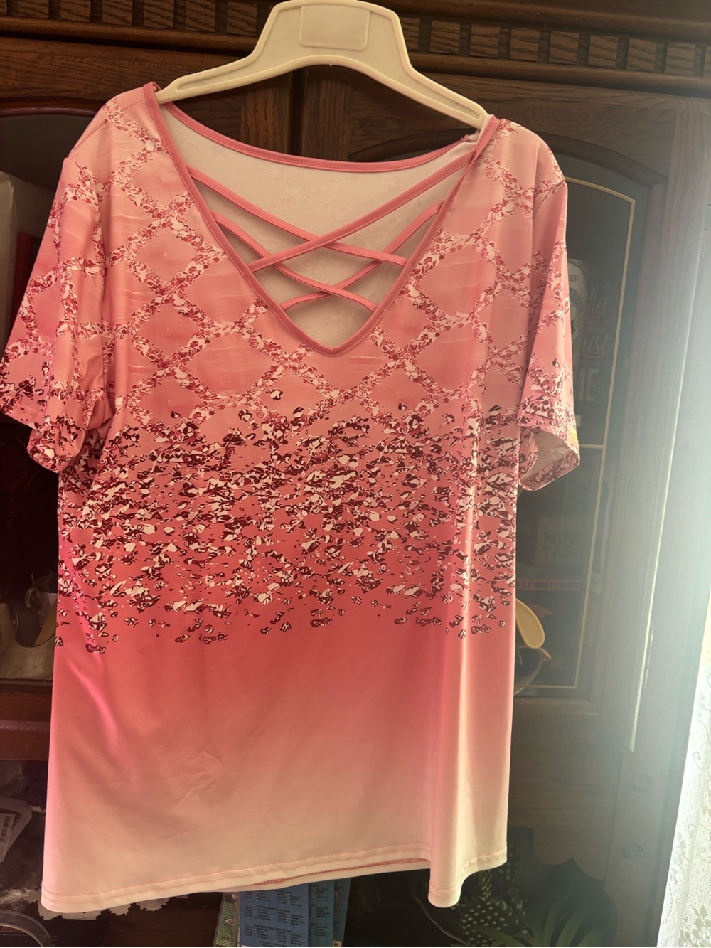 Women's Pink Crisscross V-Neck Gradient Print Short Sleeve Tee